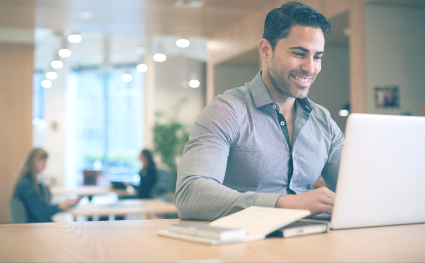 Analisi pratica di metriche SEO su computer